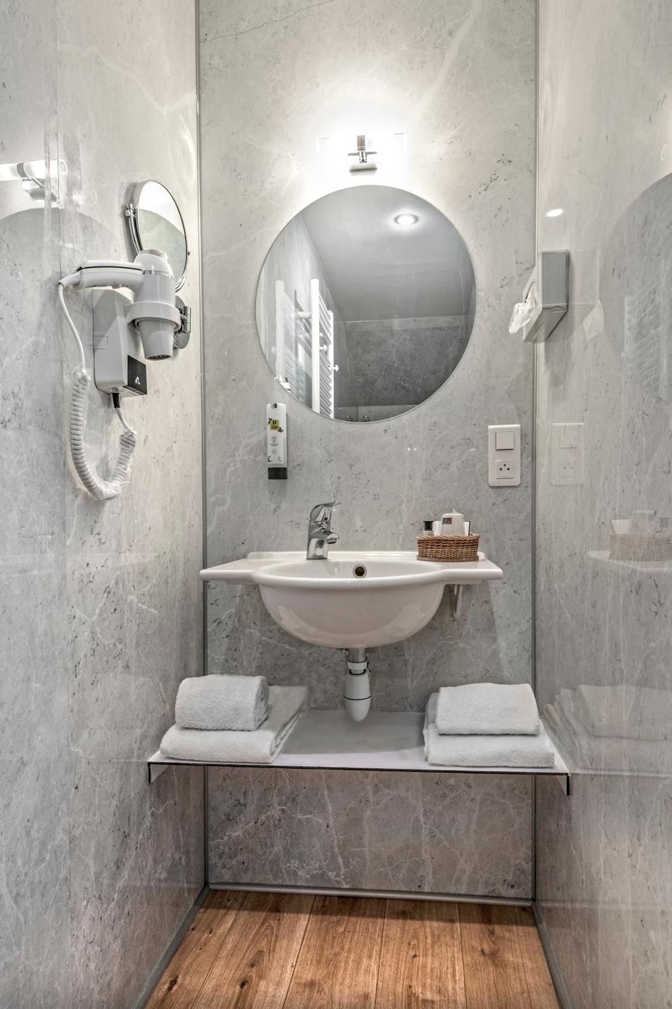 Hotel Restaurant De La Poste Et La Grange Detente, Espace Bien-Etre Châteauneuf-de-Randon Rom bilde